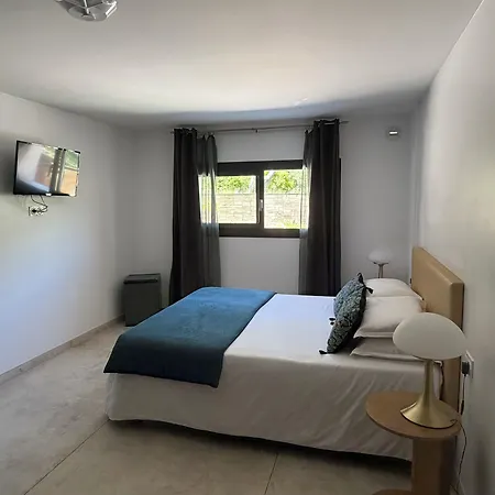 Kyrn Flor - Domaine Sant Antone Bed and Breakfast 4*